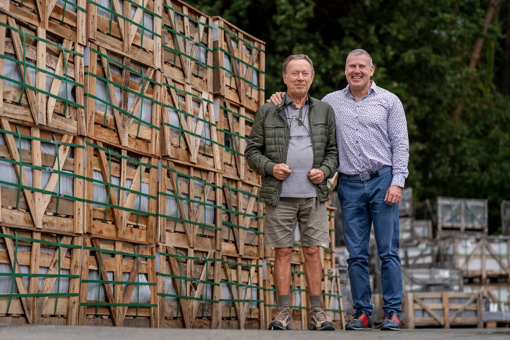 De zaakvoerders van Terato staan tussen hun uitgebreide voorraad aan kwaliteitsnatuursteen.